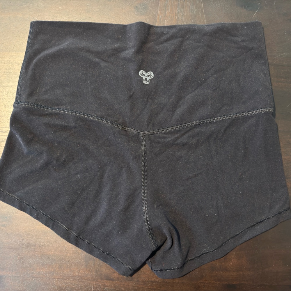 Aritzia TnaBUTTER™ Cheeky Hi-Rise 1.5" Short (Size M)